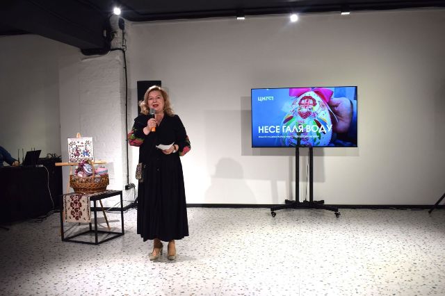 Українські пісні ожили у вишивці: у Запоріжжі відкрилася виставка писанок, рушників, мотанок (фото)