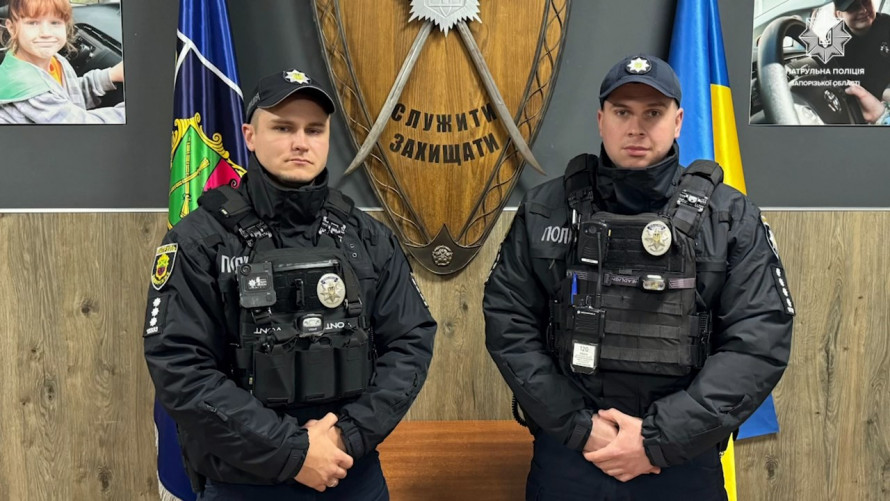 Сиділа в темноті посеред дороги - запорізькі патрульні допомогли жінці дістатися додому (відео)