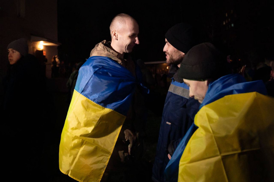 Рух через греблю, "новорічні" обстріли та повернення з полону - важливі події тижня у Запоріжжі та області