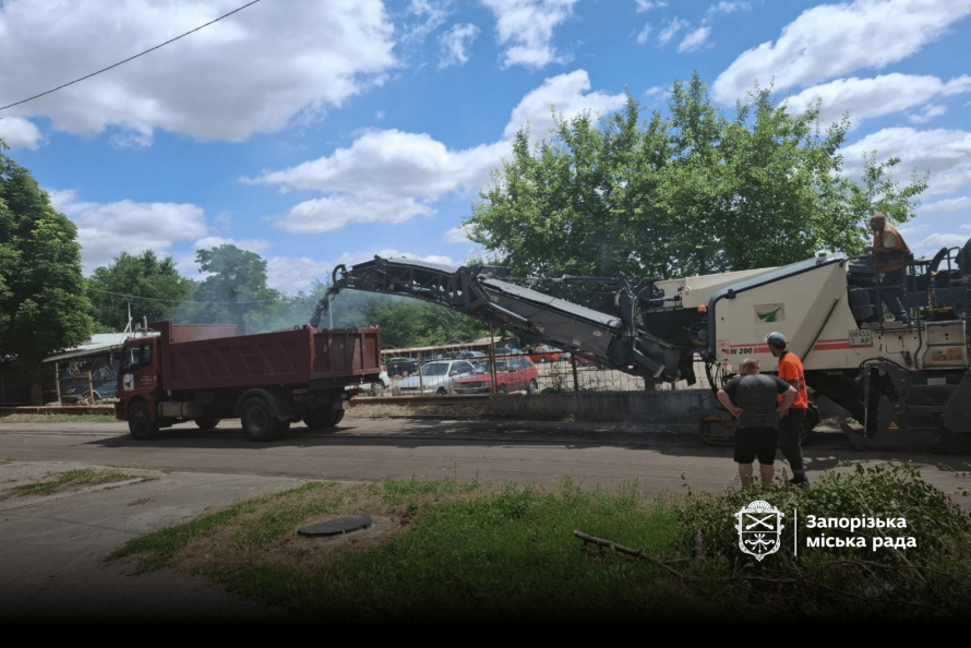 Бездоріжжя на Олімпійській - у Запоріжжі почали  з найрозбитіших доріг міста (фото, відео)