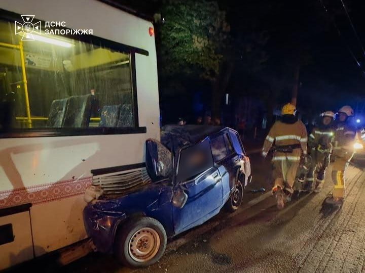 У Запоріжжі легковик врізався у тролейбус: загинули двоє людей (фото)