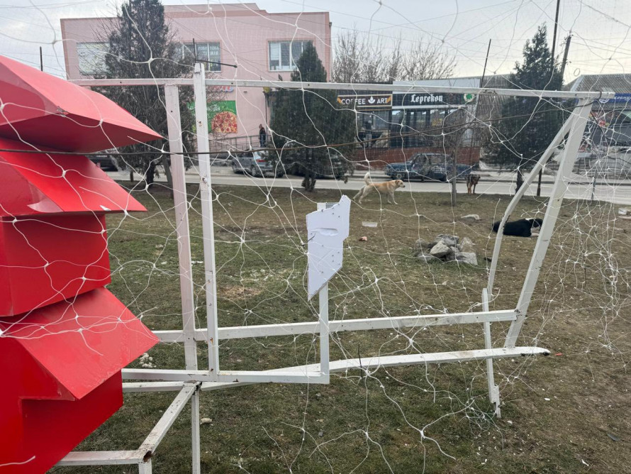 Наїхав автівкою і зник: у Запорізькому районі водій пошкодив інсталяцію (фото)