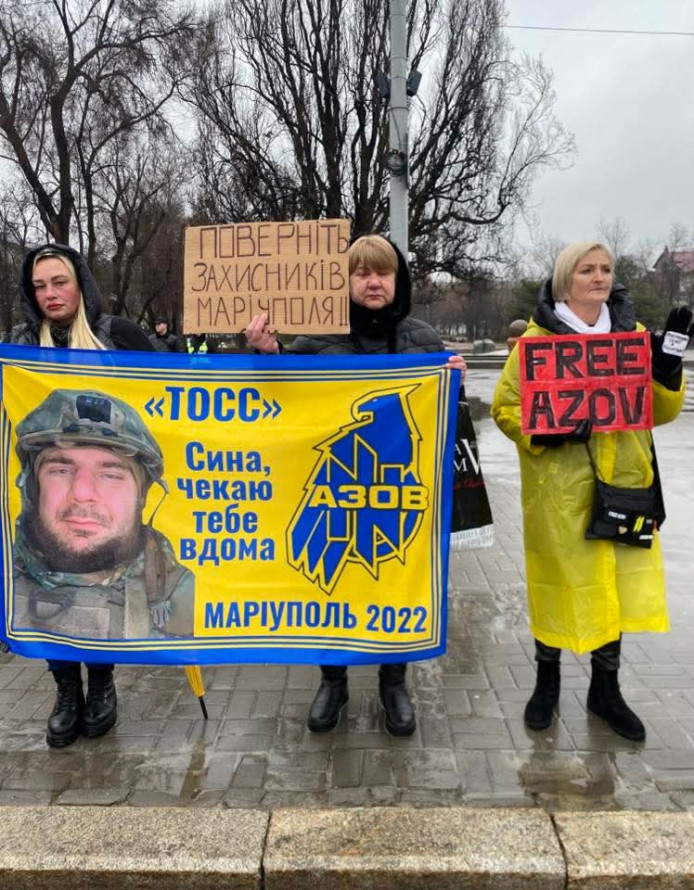 Червоні серця і мовчазна підтримка: запорізькі родини вийшли на площу попри дощ і тривоги (фото)