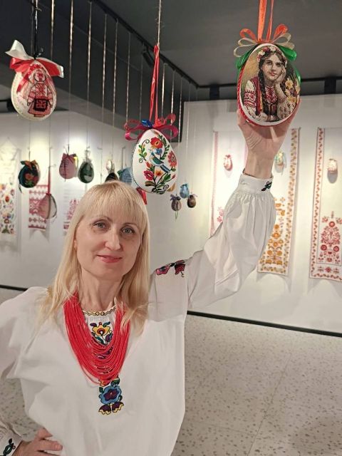 Українські пісні ожили у вишивці: у Запоріжжі відкрилася виставка писанок, рушників, мотанок (фото)