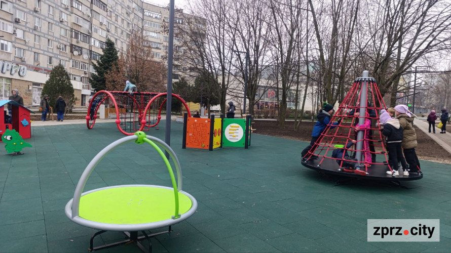 Великий дитячий майданчик та спортивні зони - у спальному мікрорайоні Запоріжжя оновили парк (фото)