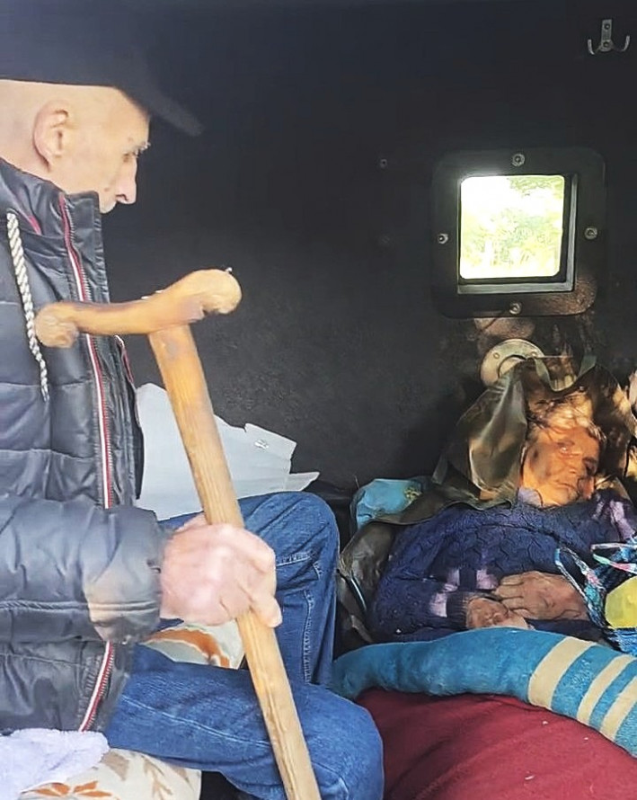 Випадково натрапили і врятували: у Запорізькій області під час евакуації знайшли жінку в комі (відео)