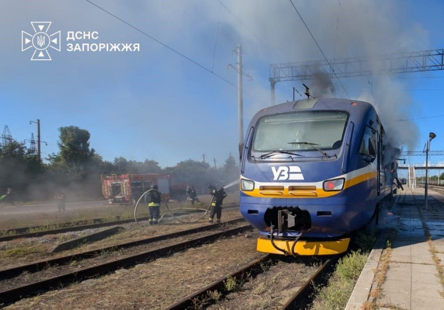 У Запорізькій області внаслідок ворожих атак горів потяг, магазин, кафе і житло - загинула людина (фото)