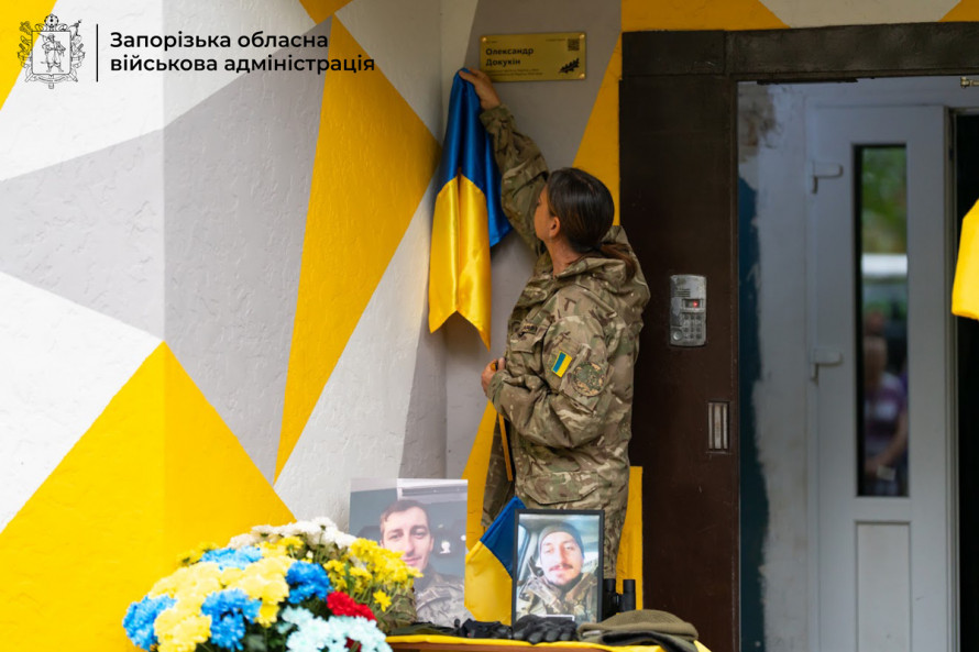 «Дуже важко без нього жити» - у Запоріжжі відкрили меморіальну табличку на честь загиблого Героя Олександра Докукіна (фото)