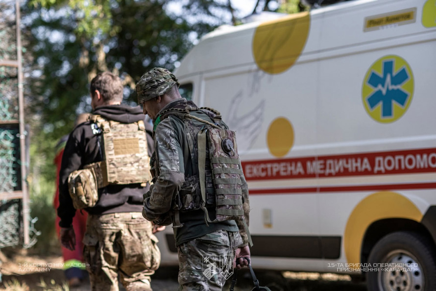 Після удару авіабомби: бійці запорізької бригади врятували 90-річну жінку з-під завалів (фото)