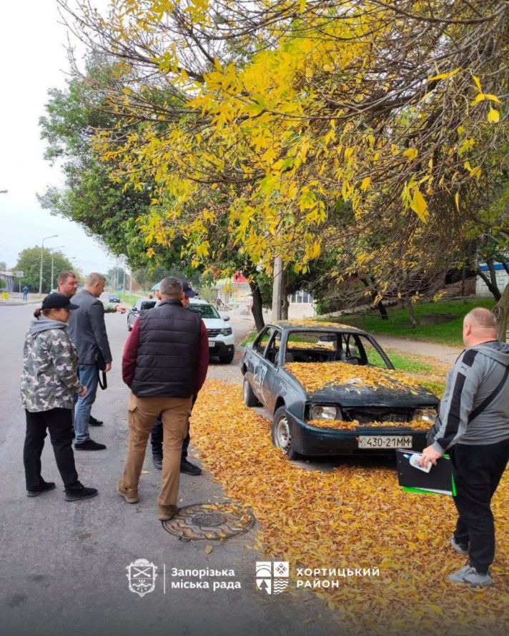 Вулиці без автівок-примар: у Хортицькому районі взялися за покинуті машини (фото)