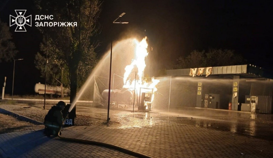 Ворожі удари спричинили масштабні пожежі у Запоріжжі: горіли АЗС, будинки та гаражі, постраждали патрульні (фото)