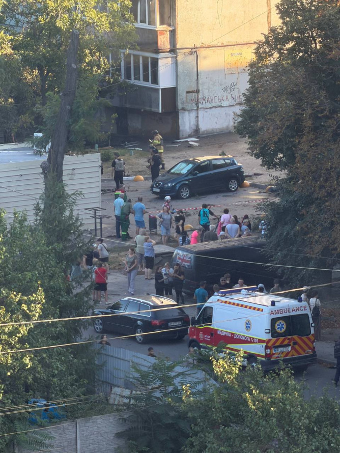 Росіяни вдарили реактивним Шахедом по Бородинському мікрорайону Запоріжжя: є постраждалі, пошкоджені будинки (відео)