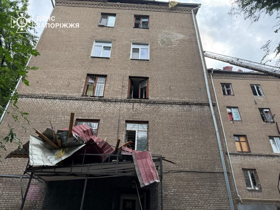 Горів дах багатоповерхівки: внаслідок ворожих обстрілів Запоріжжя і області поранено вісім людей