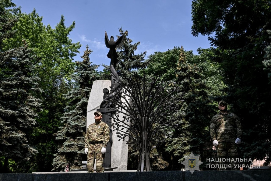 Замість листя - службові жетони: у Запоріжжі на честь полеглих правоохоронців встановили «Дерево пам'яті» (фото, відео)