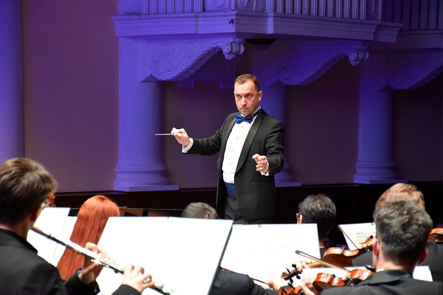 "Давно хотів зіграти цей концерт у рідній філармонії": 23-річний піаніст зачарував запоріжців разом із симфонічним оркестром