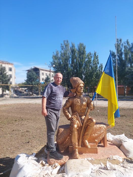 У Гуляйполі відновили пам'ятник Нестору Махну, який зруйнували окупанти (фото)