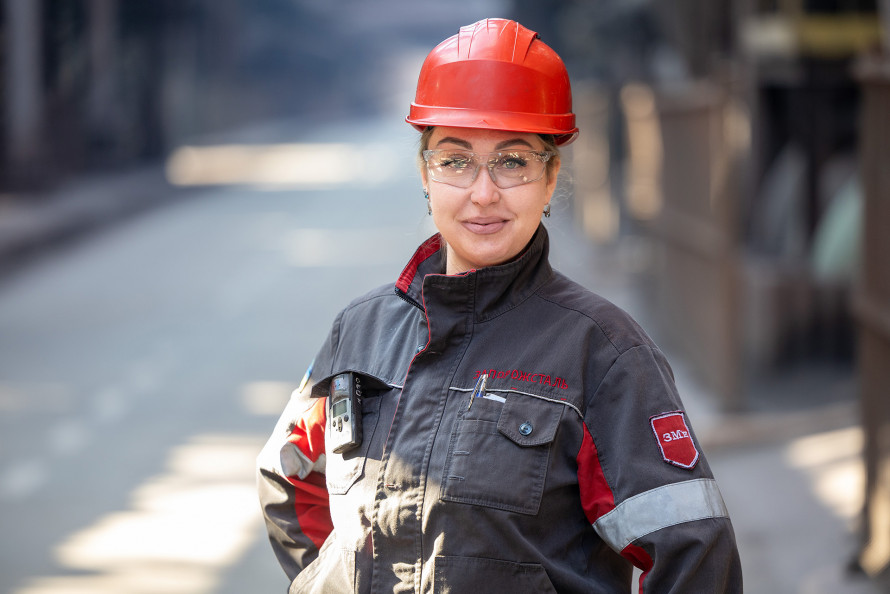 Працюють, волонтерять, чекають із фронту: історії стійкості запорізьких жінок