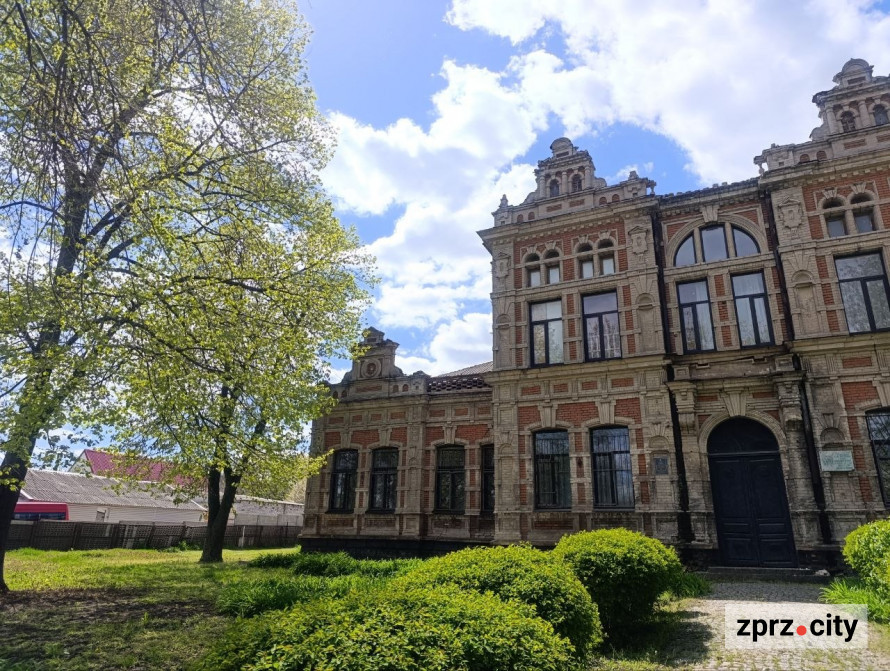 Понад 120 років історії: у Запоріжжі за 2,7 млн грн законсервують менонітську школу, пошкоджену КАБом (фото)