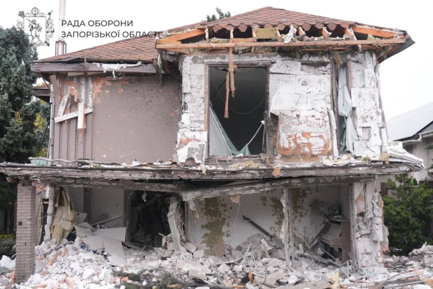 Росіяни двічі вдарили по центру Запоріжжя: на місці працюють рятувальники та медики (фото, відео)