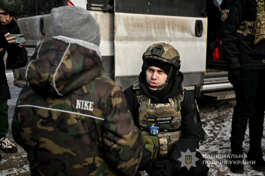 Під прицілом дронів : як поліцейські евакуювали дітей, дорослих та песиків з Таврійської громади