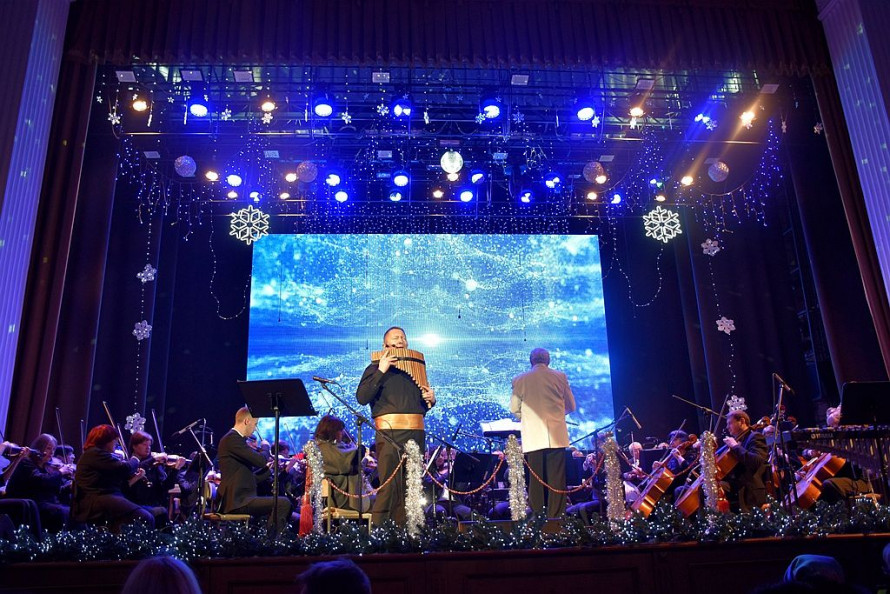 Аншлаги, хіти й диско-фінал - у запорізькій філармонії яскраво завершили рік концертом “MISTER NEW YEAR” (фото)