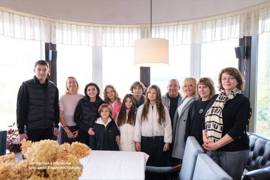 Велика прийомна родина повернулася до України та отримала новий дім у Запоріжжі