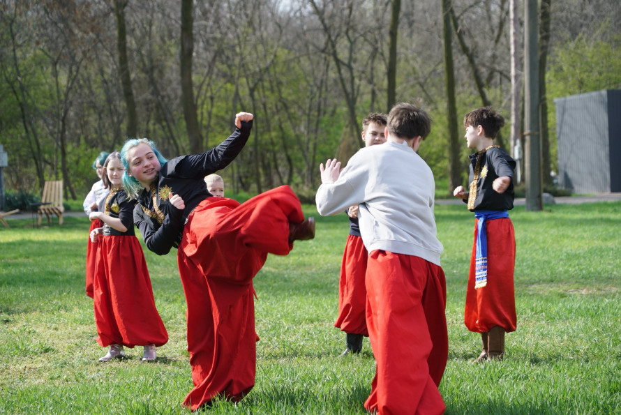 На Великдень спасівці показали на Хортиці видовищні козацькі бойові мистецтва - фото