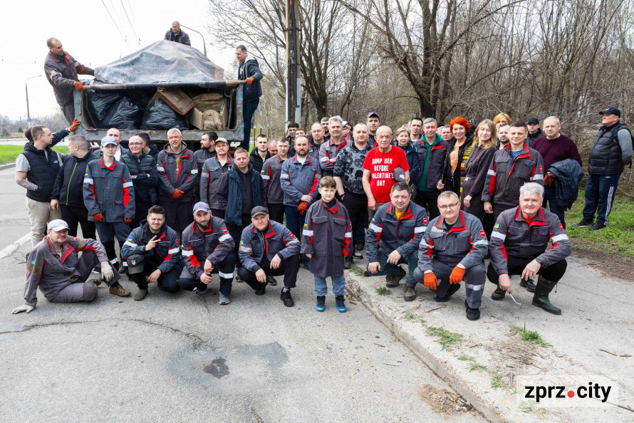 Запорізькі металурги долучилися до весняного прибирання міста