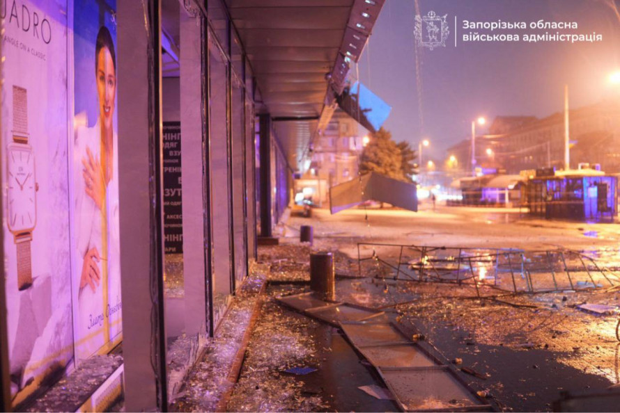 Годину тушили пожежу до приїзду рятувальників - як мешканці Запоріжжя пережили ніч масованого удару