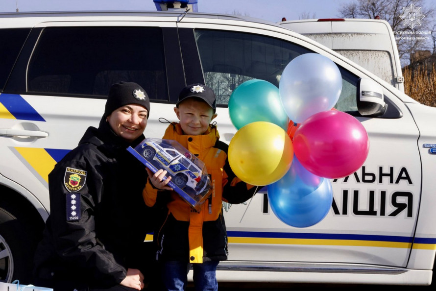 Маленька мрія великого серця: семирічних хлопчик із Запоріжжя став почесним «поліцейським» на свій день народження (фото)