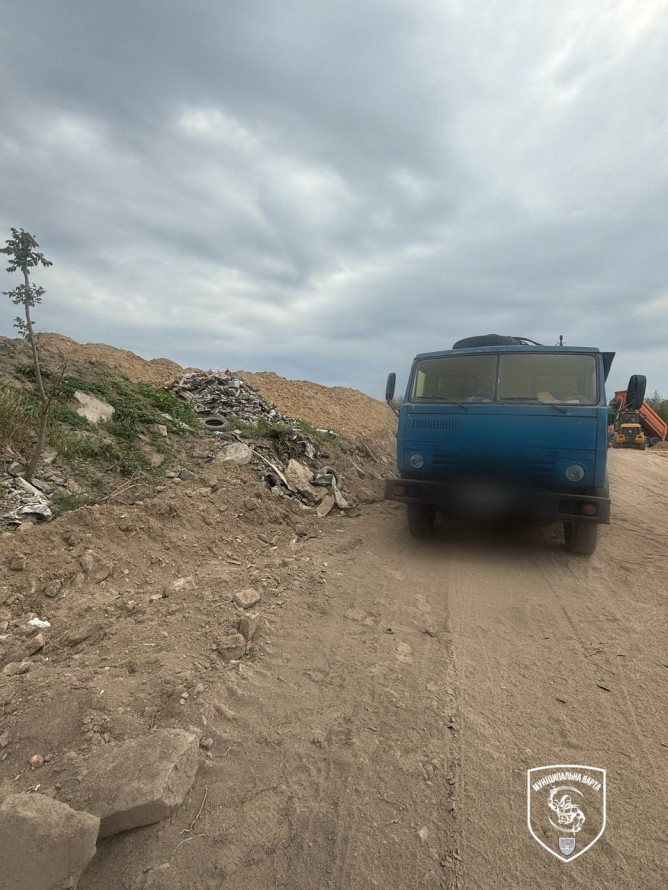 Спіймали "на гарячому" — у центрі Запоріжжя водій вантажівки звалював сміття простонеба (фото)