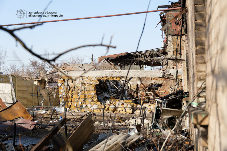 «Допомагав розбирати завали, щоб дістати дитину»: у Запоріжжі очевидці розповіли про наслідки ударів (фото)
