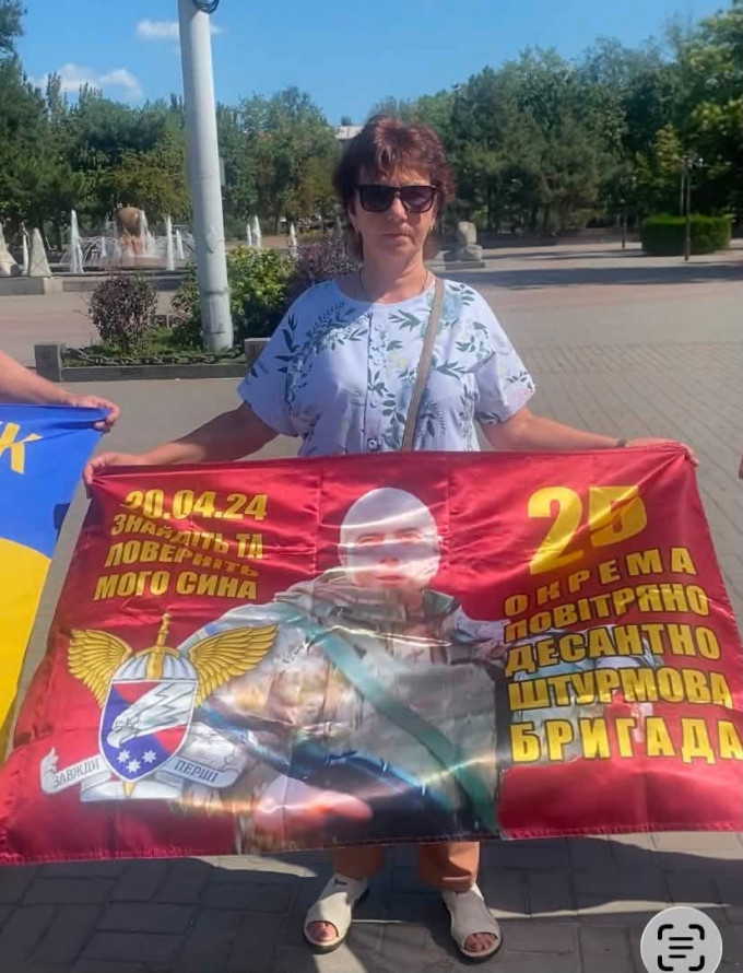 "Боремося. Надіємося. Чекаємо": у Запоріжжі відбулася акція на підтримку військовополонених (фото)