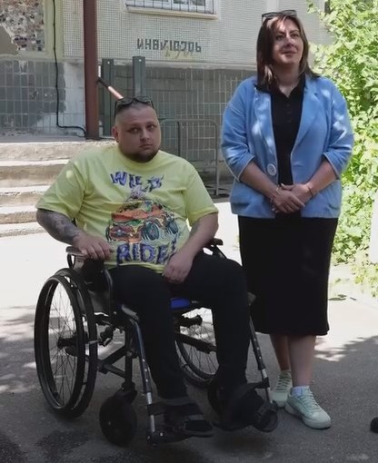 З дому на вулицю без перешкод: у Запоріжжі благодійники встановили одразу два підйомника для ветерана (фото, відео)