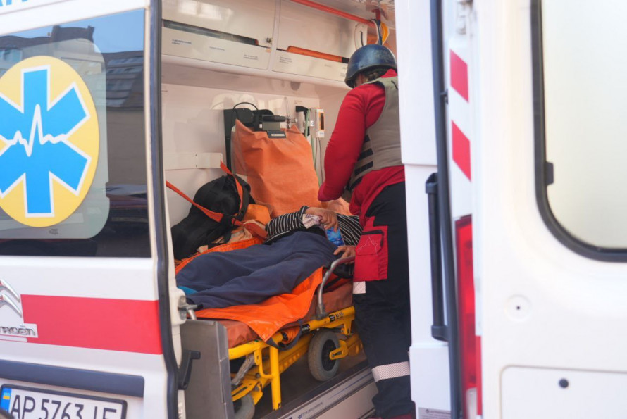 Діставали з- під завалів - пораненні та загиблі: наслідки ворожого удару по Запоріжжю (фото, відео)