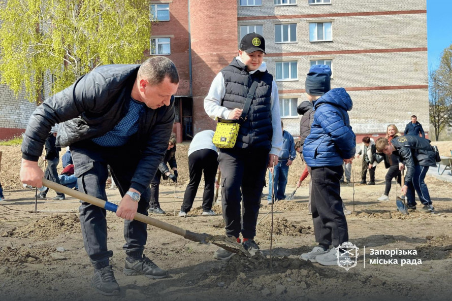 У Запоріжжі саджають сади Перемоги - фото