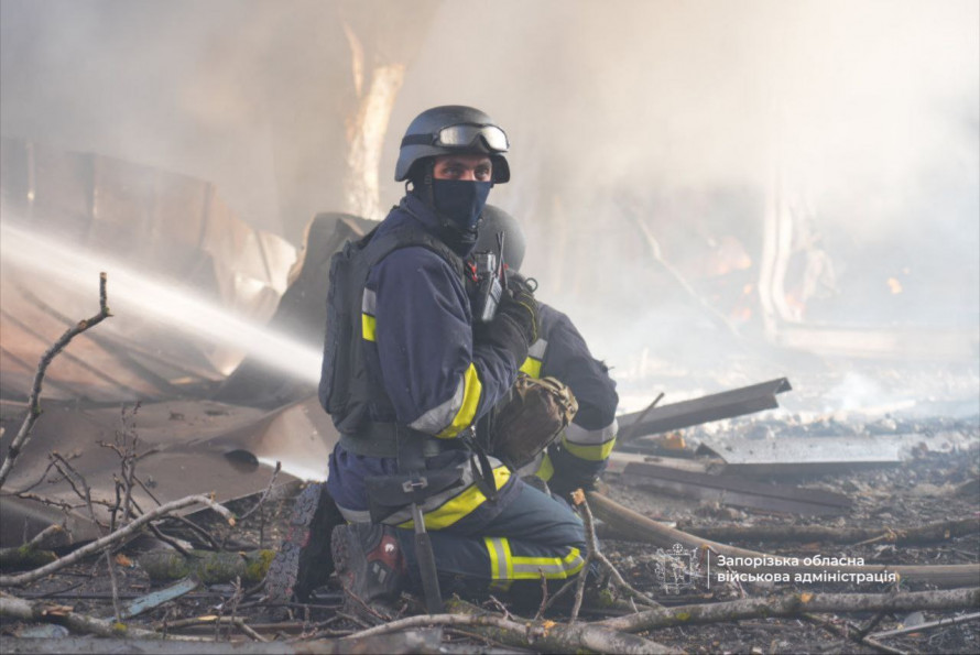 Діставали з- під завалів - пораненні та загиблі: наслідки ворожого удару по Запоріжжю (фото, відео)