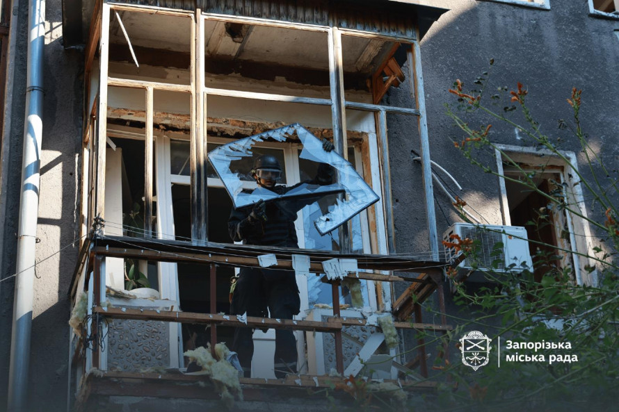 Поранена людина, вибиті вікна: вночі окупанти вдарили по Запоріжжю (фото, відео)