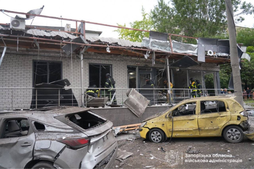 П'ять КАБів атакували Запоріжжя: під завалами шукають людей, серед поранених — дитина (фото, відео)