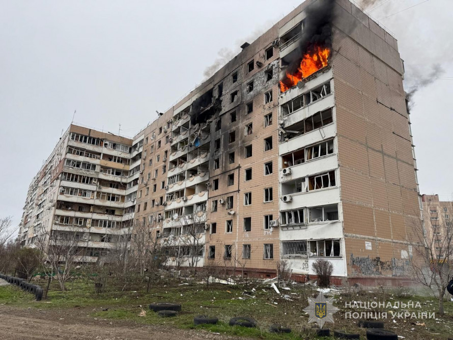 Сьогодні вдень ворог завдав чотири удари по Запоріжжю і Запорізькому району - одну авіабомбу скинув поблизу гімназії