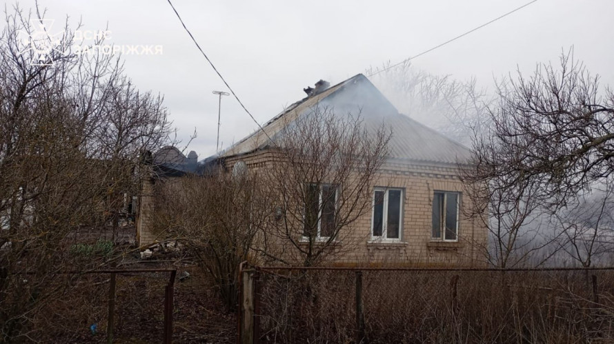 У Запоріжжі в багатоповерхівці спалахнула пожежа — надзвичайники гасили полум'я з драбини (фото, відео)