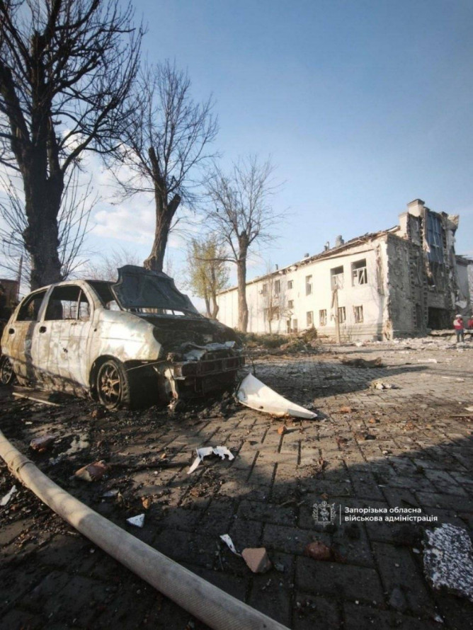 Авіабомба влучила поруч із церквою: у Запоріжжі внаслідок удару загинув чоловік, є поранені (фото, відео)