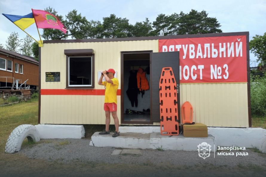 Крики лунали з острова: у Запоріжжі швидка течія відрізала відпочивальникам шлях на берег (відео)