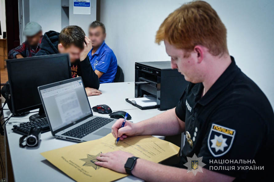 Втрутився у сімейну розмову й опинився в лікарні: у Запоріжжі чоловік тяжко побив перехожого