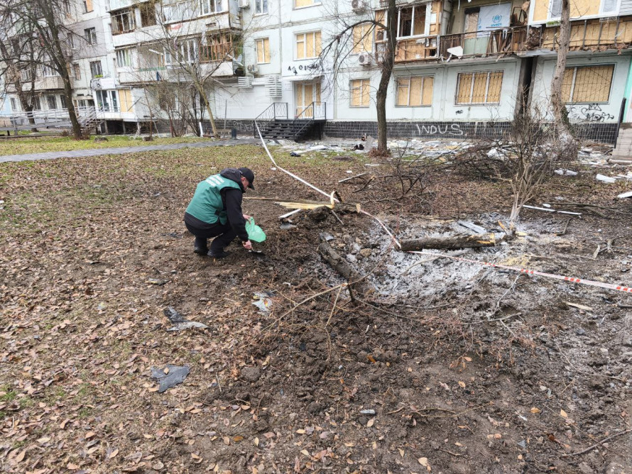 Вирва від влучання та сотні метрів забрудненої території - що виявили екологи на місці прильоту в Шевченківському районі Запоріжжя