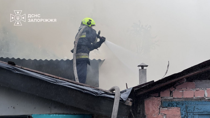 В одному з районів Запоріжжя горіло дев’ять гаражів: рятувальники гасили пожежу у приміщенні, в яке не могли потрапити (фото)
