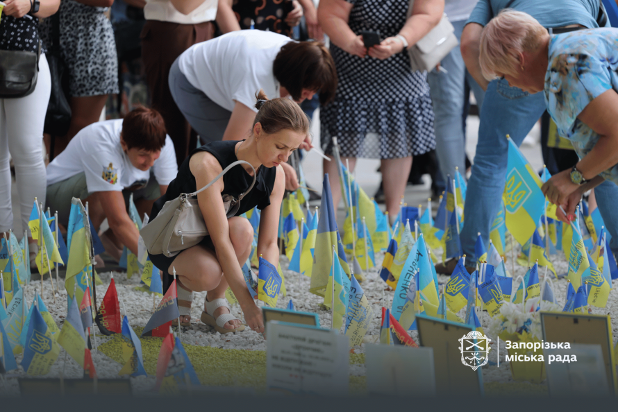 Мапа з прапорцями - у центрі Запоріжжя оновили простір пам’яті загиблих військових (фото)