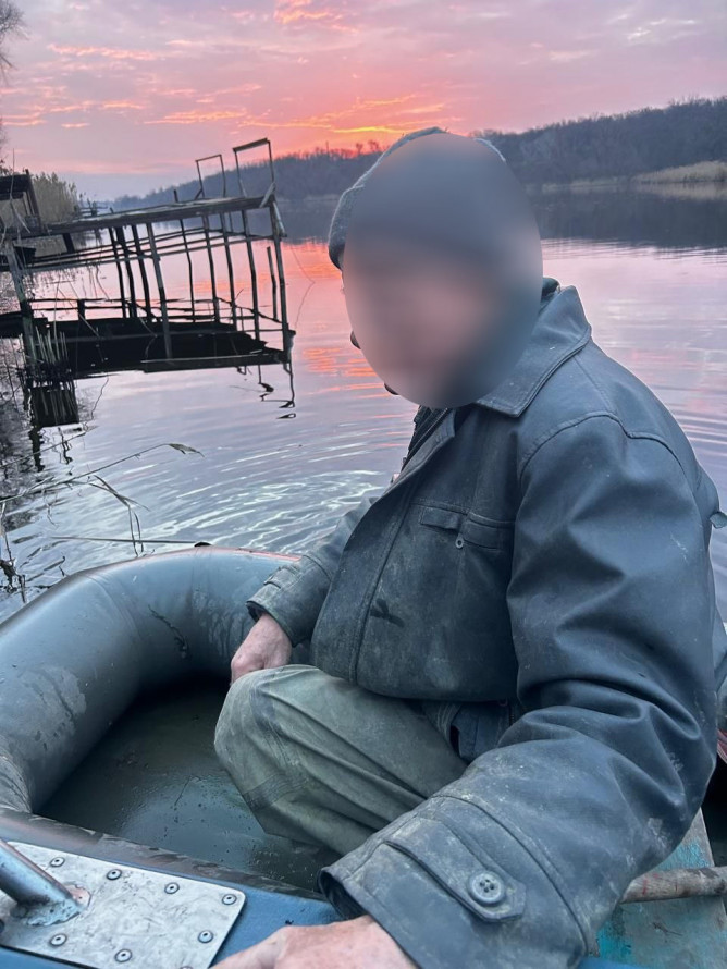 Риба з раками та протокол: інспектори упіймали порушника на водосховищі в Запорізькому районі (фото)