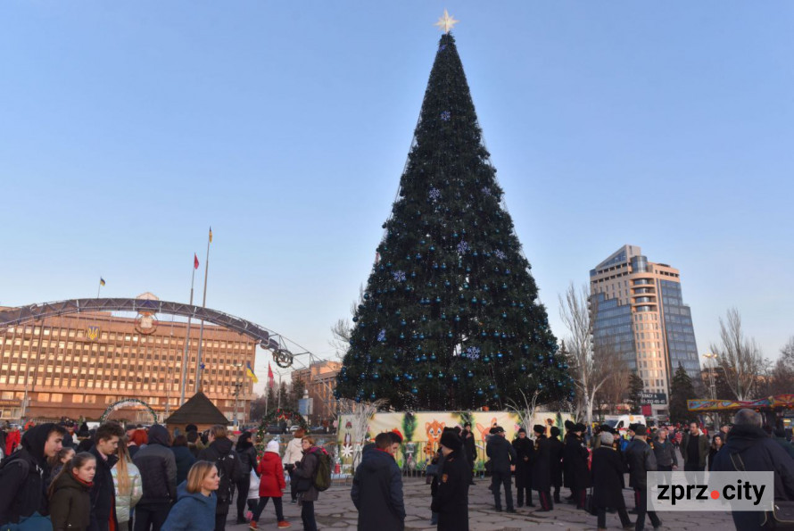 Казка мирних часів – як у Запоріжжі протягом 20 років змінювалася новорічна ялинка (фото)