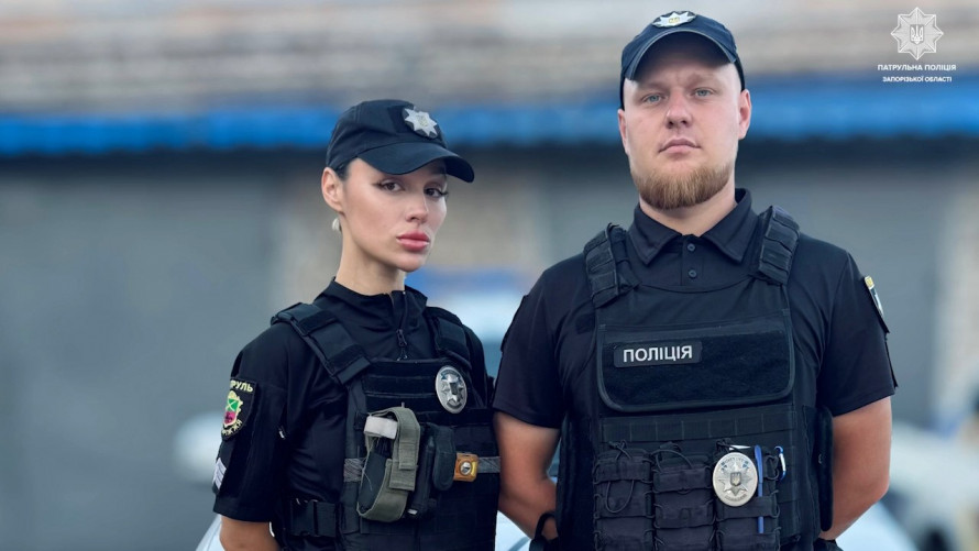 Лежав на тротуарі з розбитою головою - у Запоріжжі патрульні кинулись на допомогу пораненому чоловікові (відео)